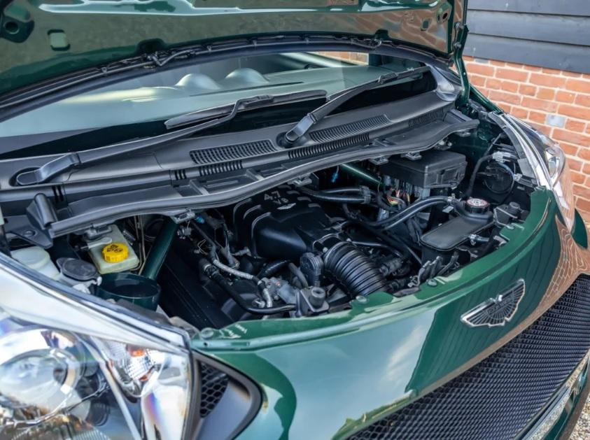 Това е единствената и най-малка кола в света с двигател V-8 ВИДЕО