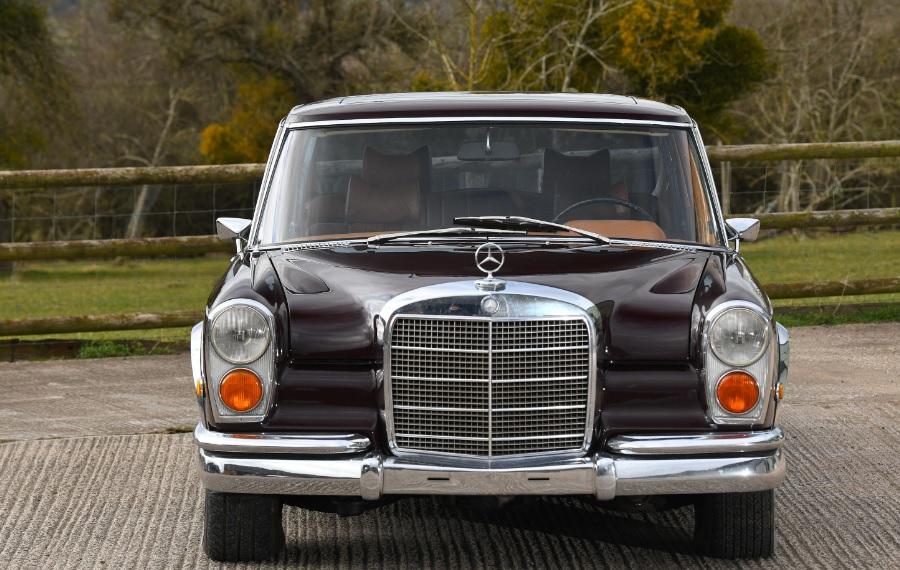 Пуснаха за продажба луксозния винтидж Mercedes на Джак Никълсън СНИМКИ