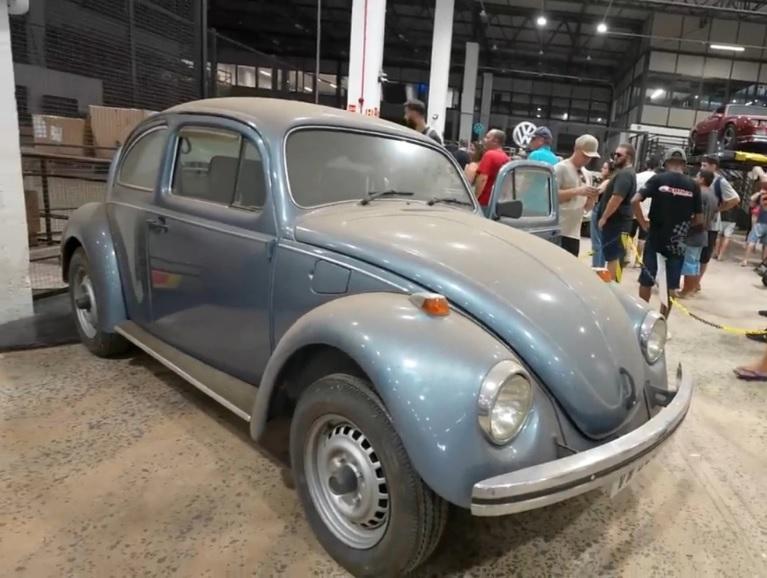 Намериха винтидж автомобили Volkswagen в изоставен шоурум ВИДЕО