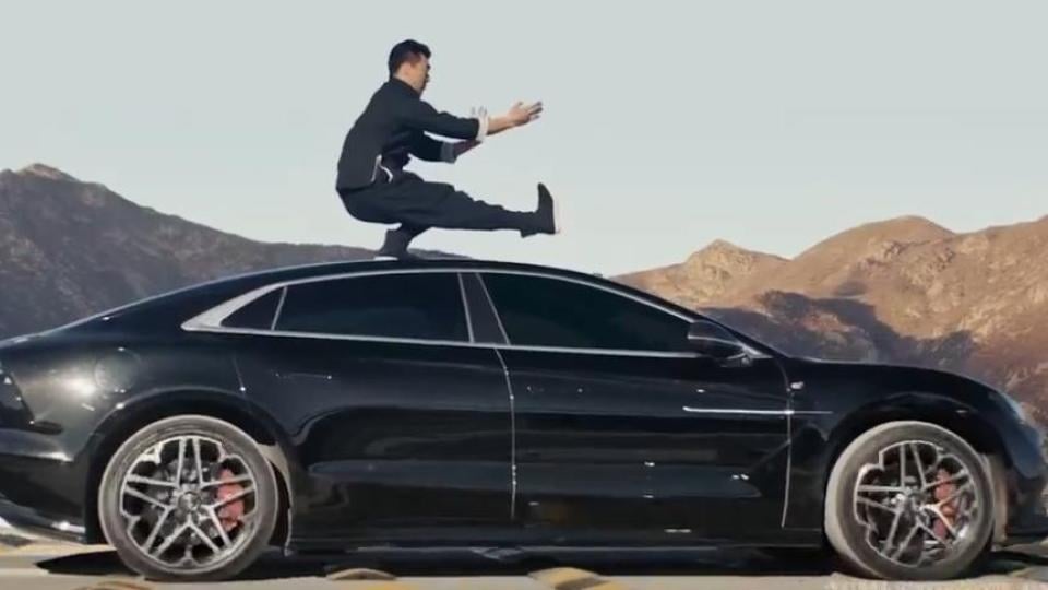 Този автомобил има изумително окачване, показаха го нагледно ВИДЕО