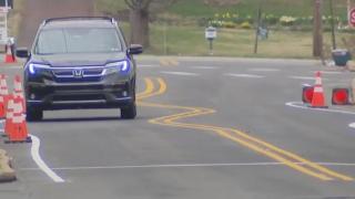 Тази маркировка на пътя изглежда сякаш са я полагали пияни работници ВИДЕО