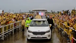 Известният папамобил: Как изглеждат колите, които папите използват от 100 години СНИМКИ