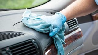 Експерт каза кои начини от интернет за почистване на колата да избягваме