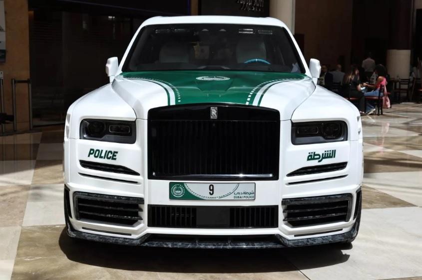 Не е за вярване: Полицаи ще карат чисто нов Rolls-Royce Cullinan с 610 к.с. СНИМКИ