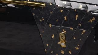 Показаха необичаен и ексклузивен Rolls-Royce, щедро украсен със злато СНИМКИ