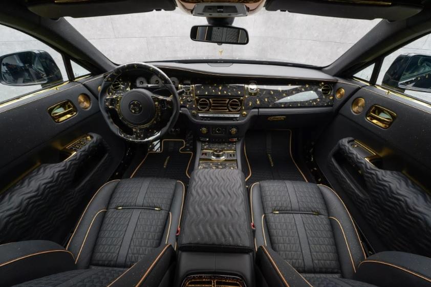 Показаха необичаен и ексклузивен Rolls-Royce, щедро украсен със злато СНИМКИ