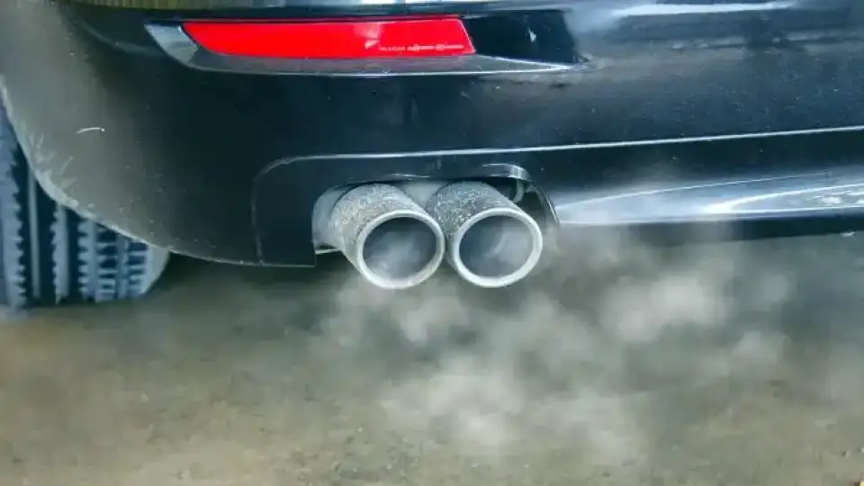 Ако видите бял дим от ауспуха, двигателят ви може да е пътник