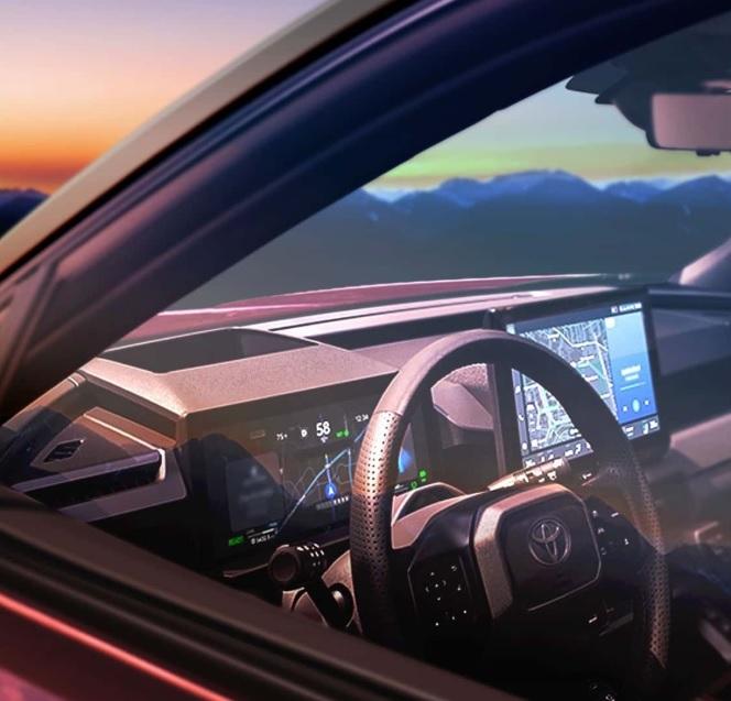 Вижте първи СНИМКИ на новия кросоувър Toyota RAV4