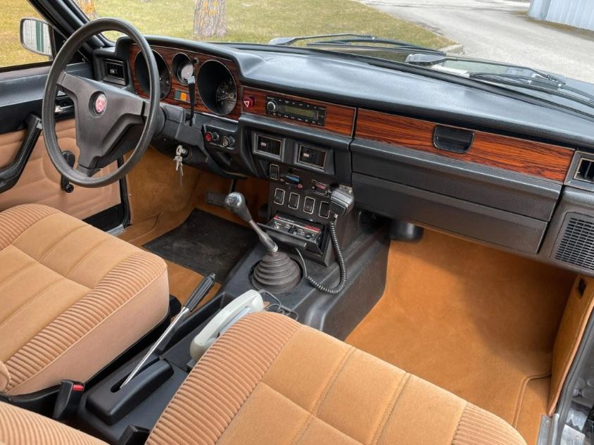 Пуснаха за продажба Волга, произведена специално за КГБ СНИМКИ