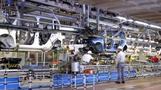 Голям производител на коли реже месо, много хора остават на улицата