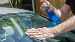 Защо не е добре да почиствате предното стъкло на колата само с вода