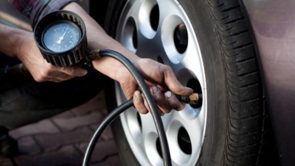 Какво трябва да бъде налягането в гумите през лятото, според специалистите
