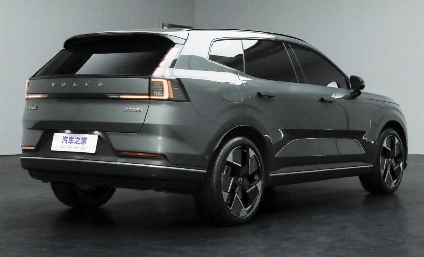 Голяма промяна: Показаха новото Volvo XC70 преди представянето Снимки