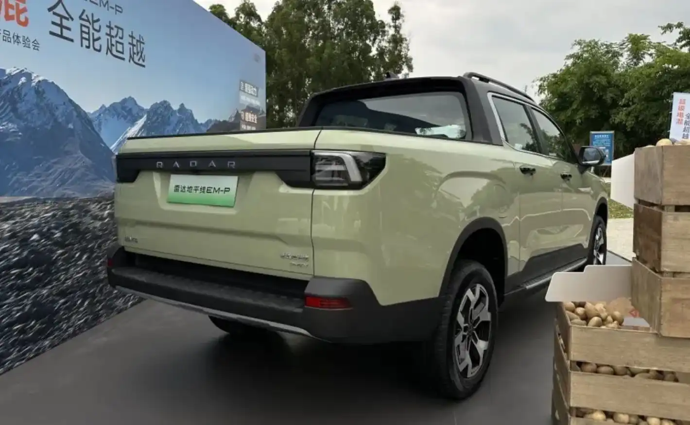 Китайците създадоха огромен SUV на цената на Duster