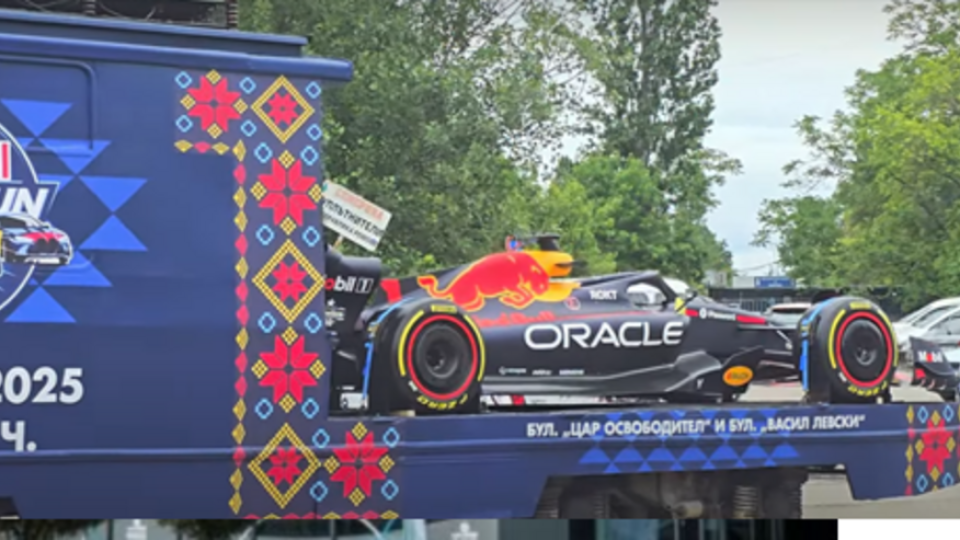 Болид от f1 се разходи из София, смая столичани Видео