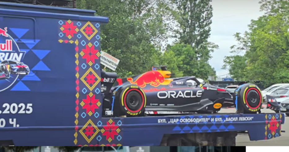 Болид от f1 се разходи из София, смая столичани Видео