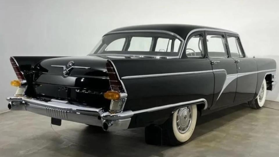 Продава се луксозна съветска кола - ГАЗ-13 "Чайка", състоянието е отлично Снимки