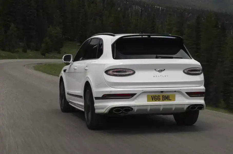 Bentley представи най-мощния си кросоувър Снимки