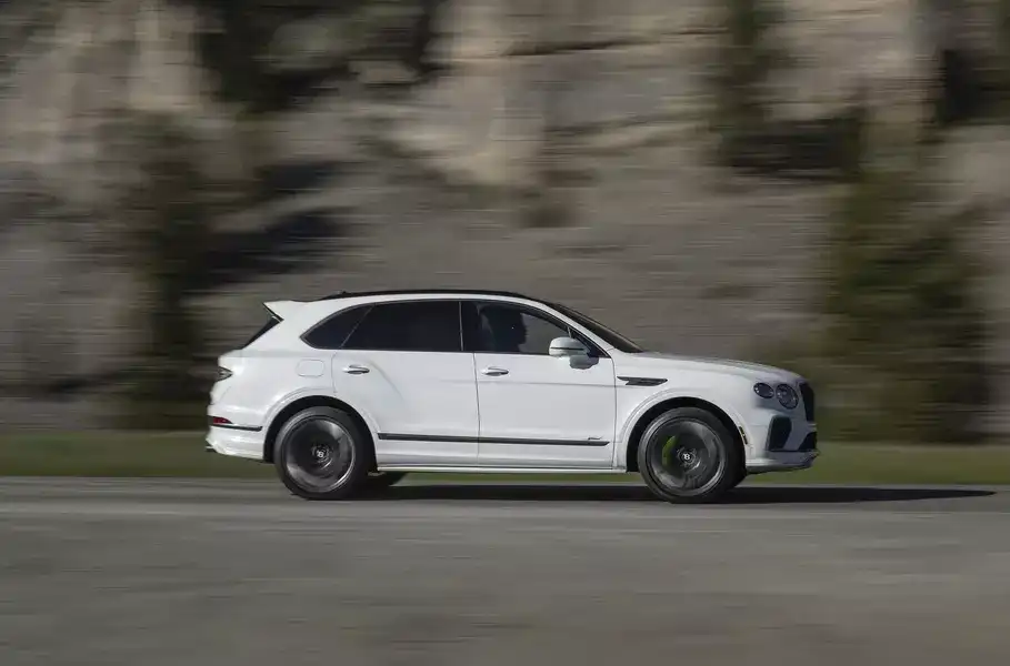 Bentley представи най-мощния си кросоувър Снимки