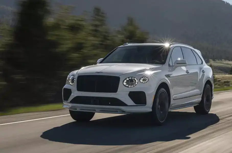 Bentley представи най-мощния си кросоувър Снимки