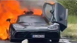 Вижте как пламна уникална суперкола за 2,7 милиона долара Видео