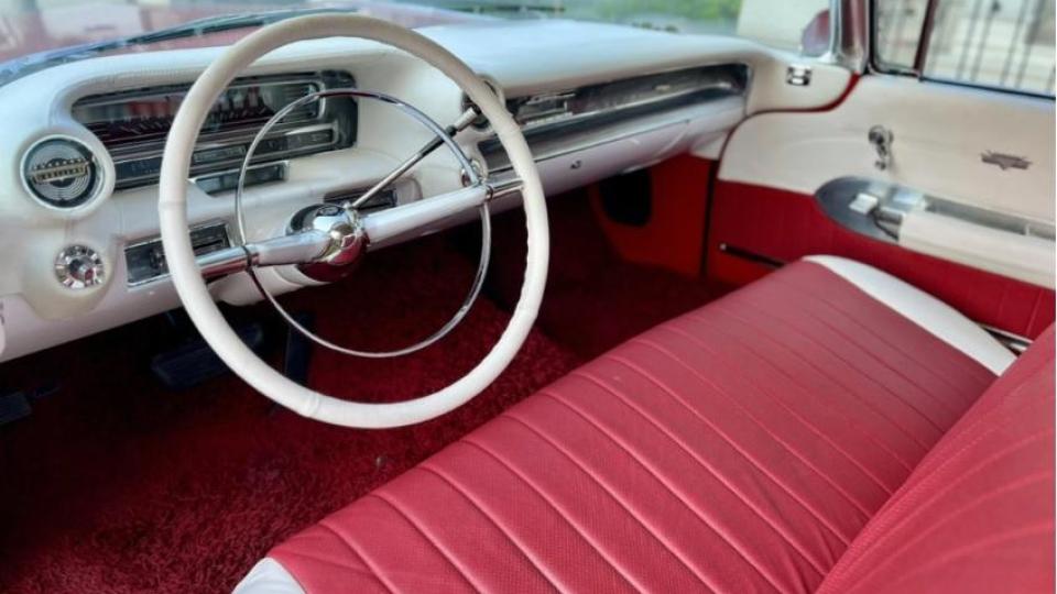 "Звезда" на своята епоха: Продава се един от най-известните модели Cadillac Снимки