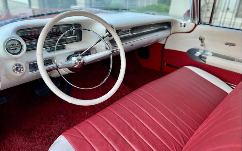 "Звезда" на своята епоха: Продава се един от най-известните модели Cadillac Снимки