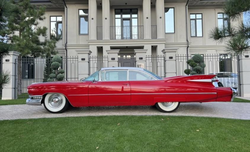 "Звезда" на своята епоха: Продава се един от най-известните модели Cadillac Снимки