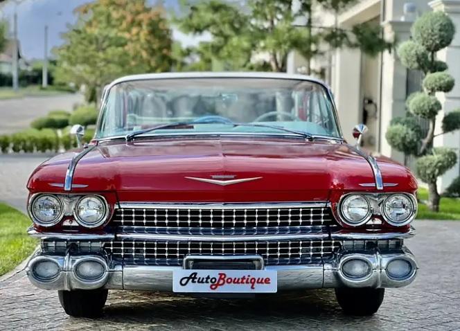 "Звезда" на своята епоха: Продава се един от най-известните модели Cadillac Снимки