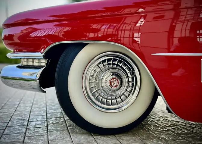 "Звезда" на своята епоха: Продава се един от най-известните модели Cadillac Снимки