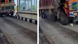 Подборка от зрелищни Видеа: Шофьор на тир помете пункт за плащане на пътни такси