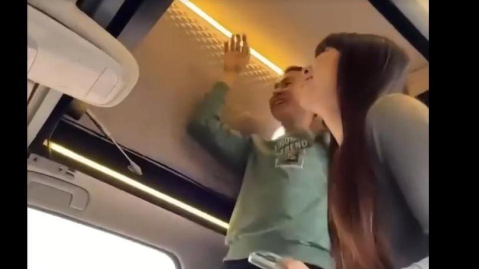 Превърнаха малка кола в изключително функционален дом на колела Видео