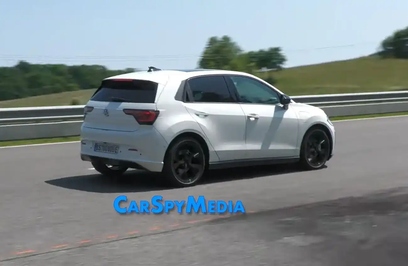 Най-евтиният модел на Volkswagen беше засечен на пътя Снимка