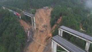 Подборка от зрелищни Видеа: Камион с шофьор висна драматично над пропаст