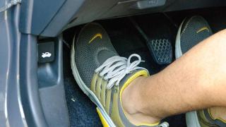 Този вреден навик на шофьора съкращава живота на съединителя