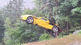 Скъпа катастрофа: Разбиха суперкола, която е ценен колекционерски модел Снимки