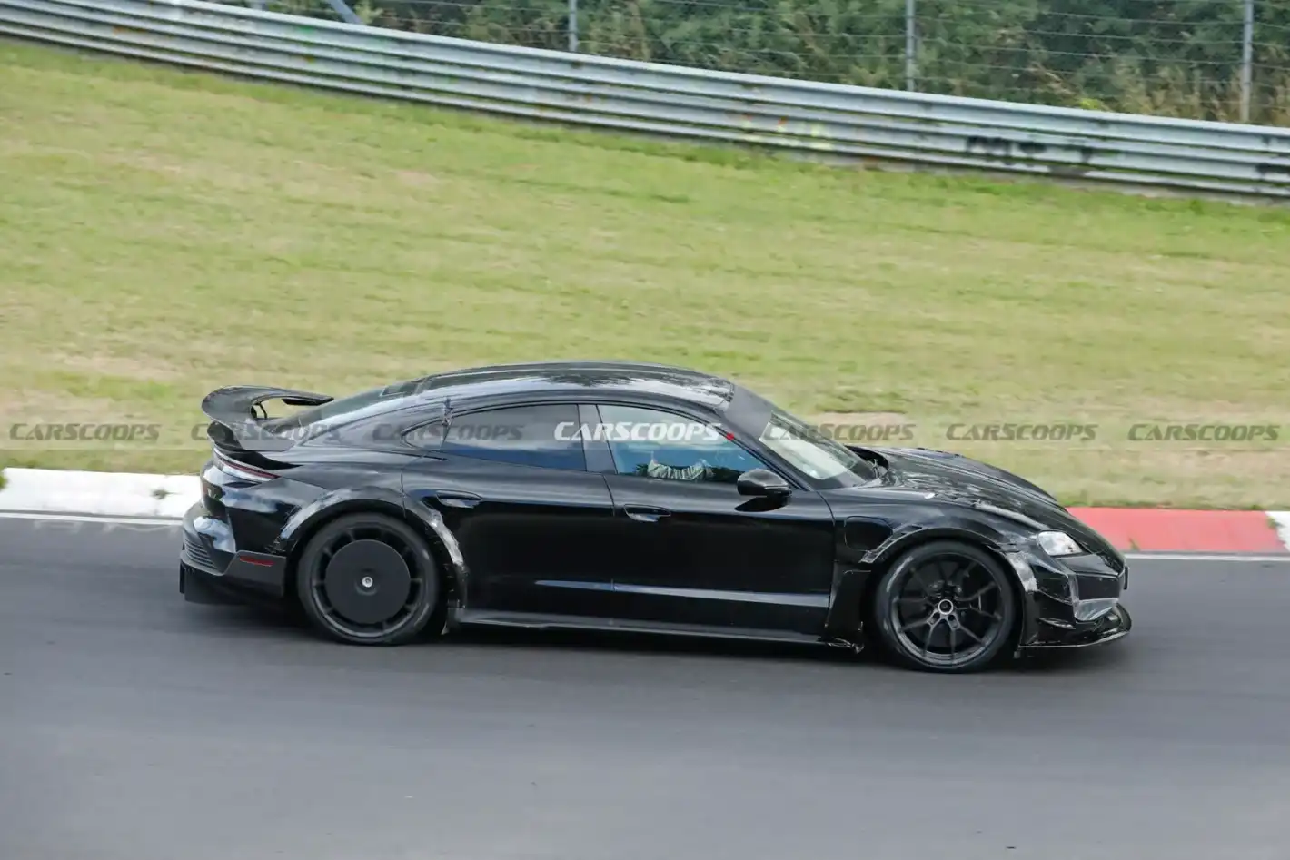 Porsche подготвя специален Taycan, с който да удари китайците