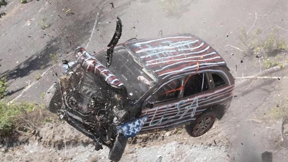 Подборка от зрелищни Видеа: Вижте как пуснаха автомобили от висок хълм