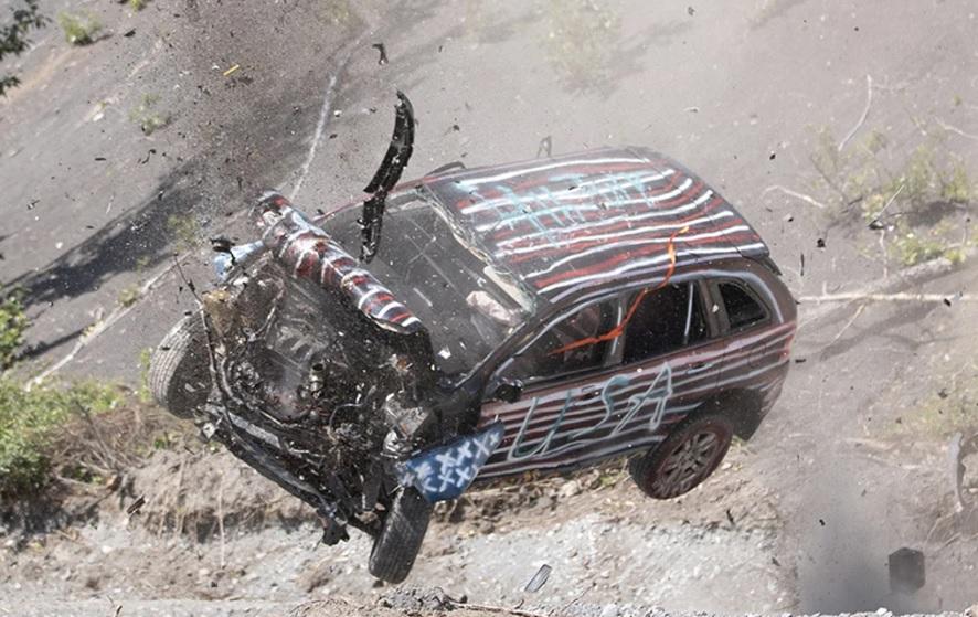 Подборка от зрелищни Видеа: Вижте как пуснаха автомобили от висок хълм