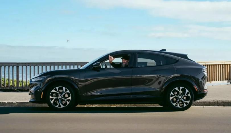 Собственик на електрическа кола с голям пробег каза тайната за дълъг живот на батерията