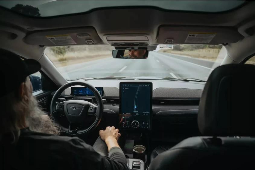 Собственик на електрическа кола с голям пробег каза тайната за дълъг живот на батерията