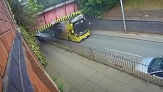 Подборка от зрелищни Видеа 18+: Мост отнесе покрива на автобус в кошмарен инцидент