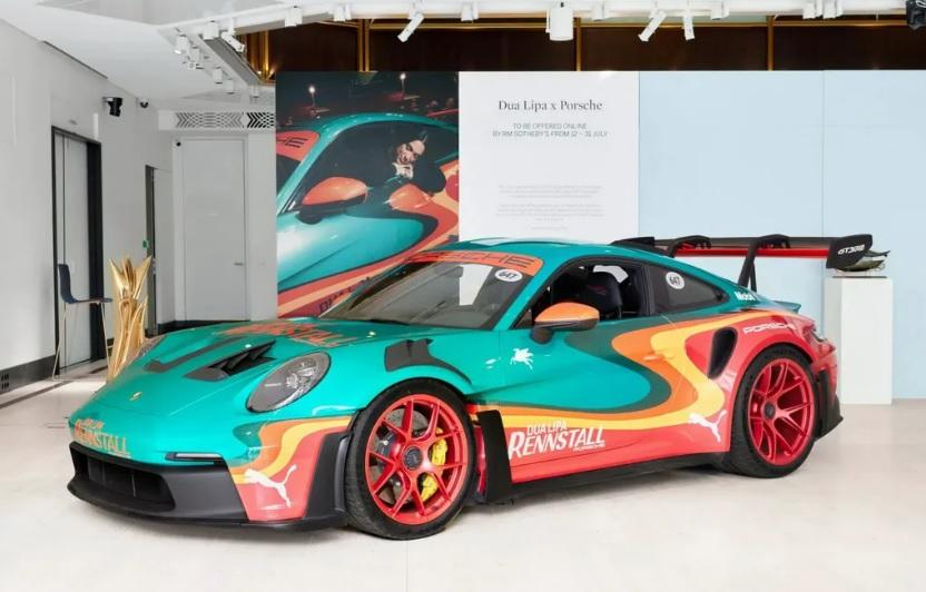 Дуа Липа продава воето ексклузивно Porsche, различно от всяко друго Снимки