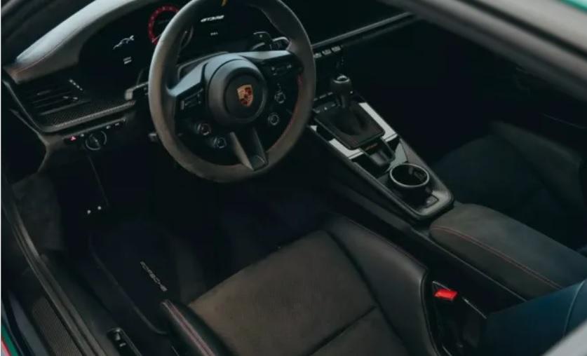 Дуа Липа продава воето ексклузивно Porsche, различно от всяко друго Снимки