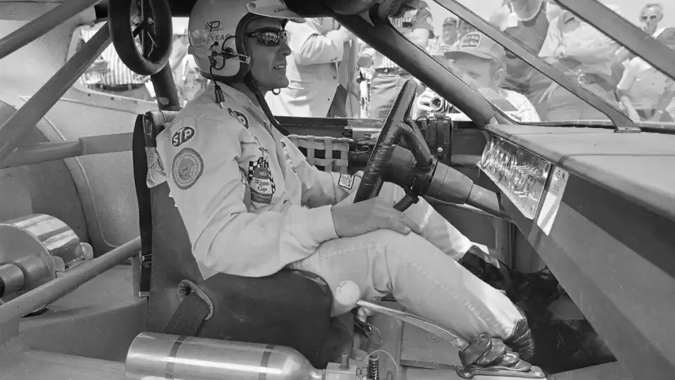 Снимка на деня: В колата на легендарен пилот на NASCAR