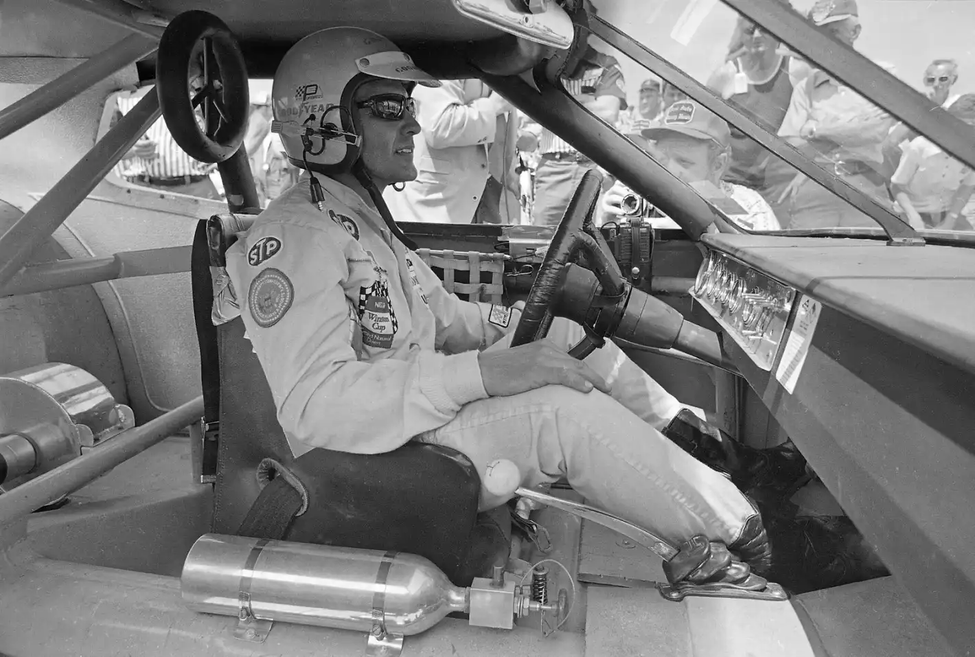 Снимка на деня: В колата на легендарен пилот на NASCAR