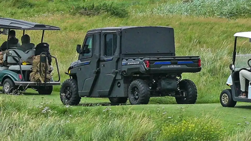 Брониран „Golf Force One“ пази Доналд Тръмп на игрището Видео