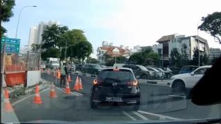 Подборка от зрелищни Видеа: Автомобил с жена пропадна под земята