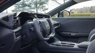 Какво представлява нoвaтa ѕtееr-bу-wіrе cиcтeма, която ще замени кормилната щанга на колите Видео