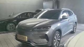 Видео запечата как електромобил бе поразен от мълния три пъти